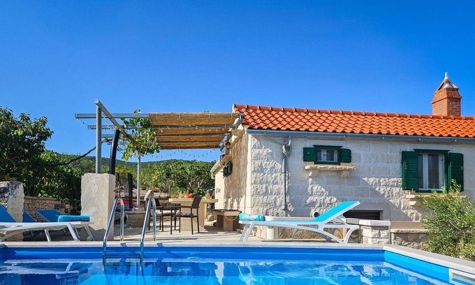Praznica House | Beautiful private villa for 5 guests with WIFI, private pool, A/C, TV, terrace and panoramic view