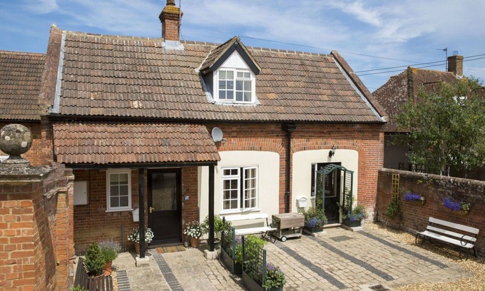 Worton House | Beautiful private villa for 8 people with WIFI, TV and parking