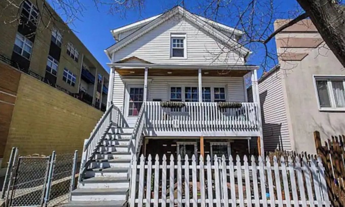 West Lakeview House | Beautiful Roscoe Village/Hamlin Park 4 bed 3 bath.