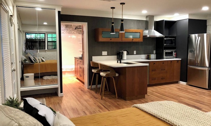 Texarkana Apartment | Beautiful Studio w Full Kit, W/D, Covered parking, Close to Shopping/Restaurants