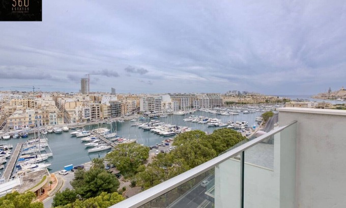 Pieta Apartment | Beautiful, stunning 3BR home, opposite the harbour
