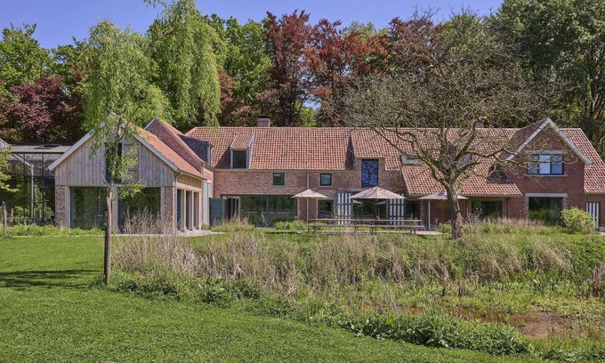 's-Gravenwezel Villa | Beautiful sustainable group home in the woods