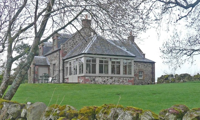 Perth Cottage | Beautifully appointed detached cottage commanding uninterrupted views towards the Lomond Hills.