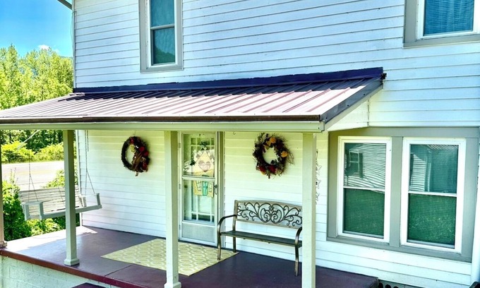 Partridge House | Bed and Biscuit Inn nPet friendly !nNear Kingdom come park & Pine mtn.
