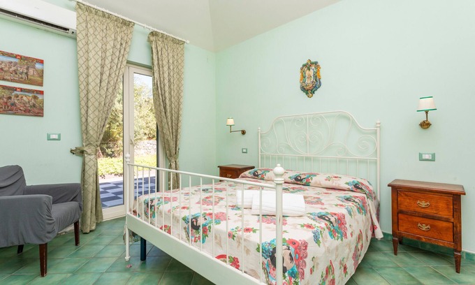 Calatabiano Bed & Breakfast | Bed and Breakfast 'Terra' with Sea View, Shared Pool and Wi-Fi