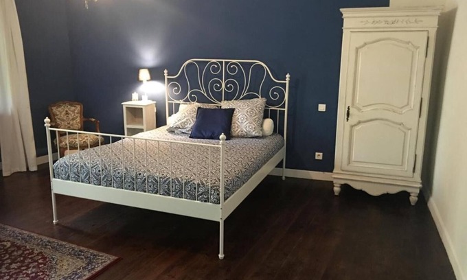 Gurs Bed & Breakfast | Bed and breakfast with shared kitchen and living room