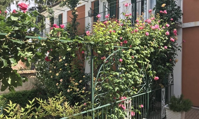 La Morra Apartment | Bed & Roses "Meni"