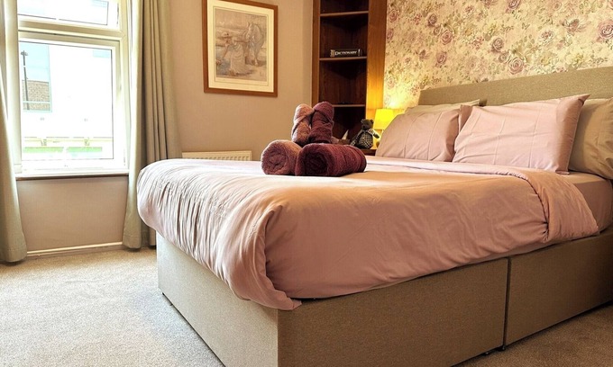 Dunstable Apartment | Bedfordshire Haven: 3-bedroom with Garden