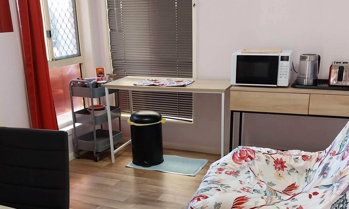 Harristown House | Bedroom Plus your own Kitchenette, lounge, Fridge, TV. Near Uni. Safe, clean.