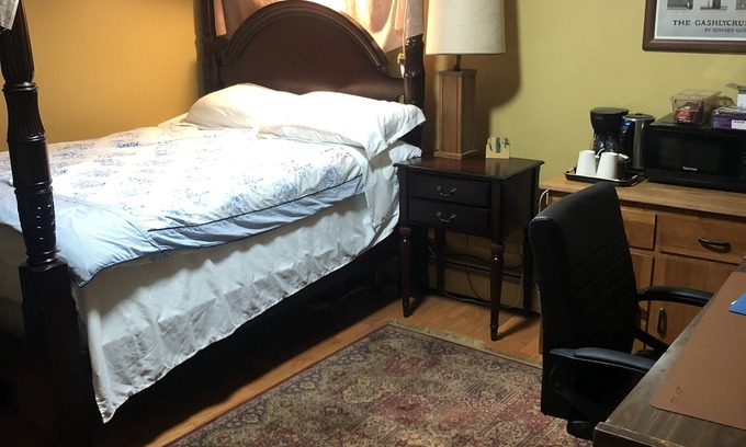 Hyde Park Apartment | Bedroom with private full bathroom, linen and towels are provided.