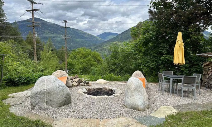 Nelson House | Bees Knees - King Suite, Sauna & Cold Plunge