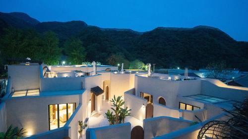 Sanpu Hotel | Beifei Garden-Majestic Great Wall View Exclusive Hot Spring Villa,5 minutes' walk to Badaling Shuiguan Great Wall,Rooftop Infinity Pool with Panoramic Great Wall Views,Free Coffee, Laundry