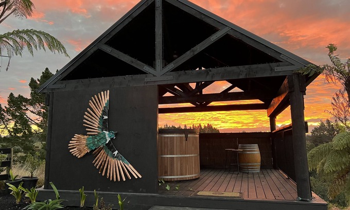 Pyes Pa House | Bel Tramonto, Luxurious Rustic Elegance with Private Cedar Hot Tub