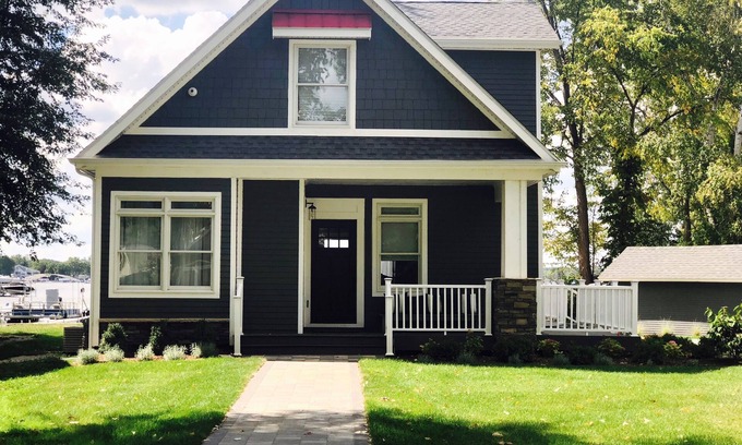 Pinckney House | Belle Vie on Portage Lake great for families or groups of friends