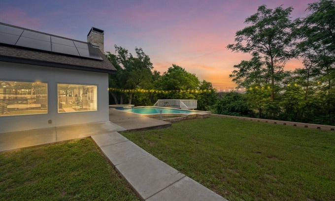 Belton House | Belton Lake House with Pool and Lake Access