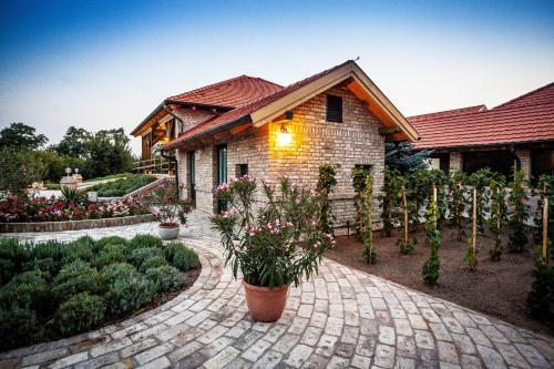Cegled House | BÉNI family wine farm