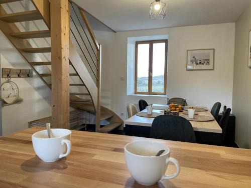 Durdat-Larequille House | Bergerie rénovée avec piscine partagée, animaux acceptés, proche Néris-Les-Bains - FR-1-489-411