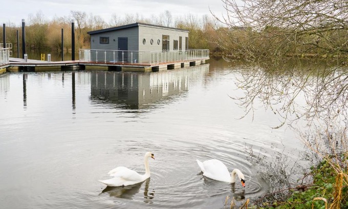 Upton upon Severn Resort | Berth 6 on Upton Lake, Upton-upon-Severn Home on Water
