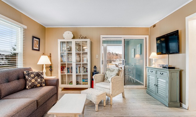 Frankford Condo | Bethany Meadows Condo w/Free WiFi, Shared Pool & Tennis Court, W/D, AC, Patio