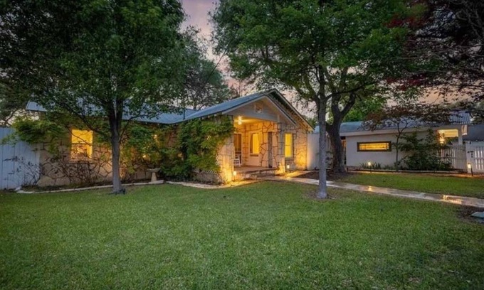 Dripping Springs House | BettyJo - Historic Downtown/Outdoor Oasis & Hot Tub