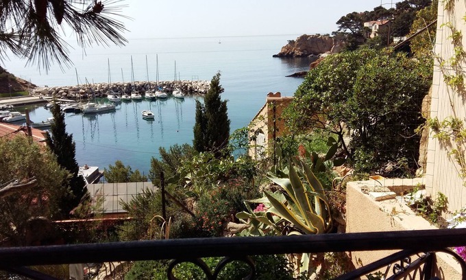 Ensues-la-Redonne House | between SKY, SEA and HILLS