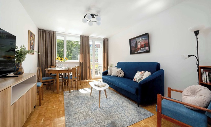 Fabryczna Apartment | Białowieska 23 Wrocław | Blue Apartment with Desk, Bathtub and Balcony