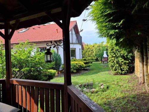 Miedzychod House | Biały Domek dla 6 osób oraz Domek Sternika dla 4 osób - jezioro, las, wiejski klimat