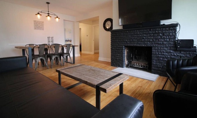 Dorval House | Big Quiet and Modern House close to Airport