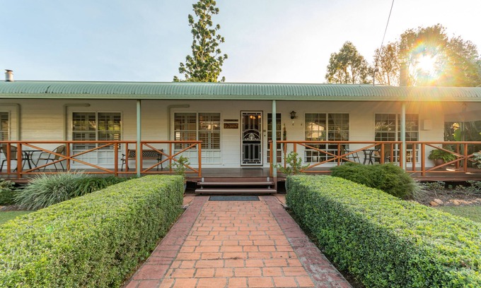 Yungaburra Cottage | Birds 'n' Bloom Cottages