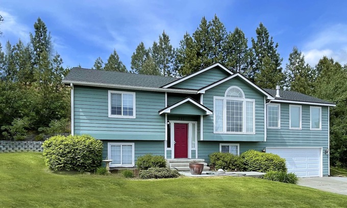 Spokane House | Blackhawk 5BD Home: Hot Tub, Arcade, near Whitworth & Green Bluff