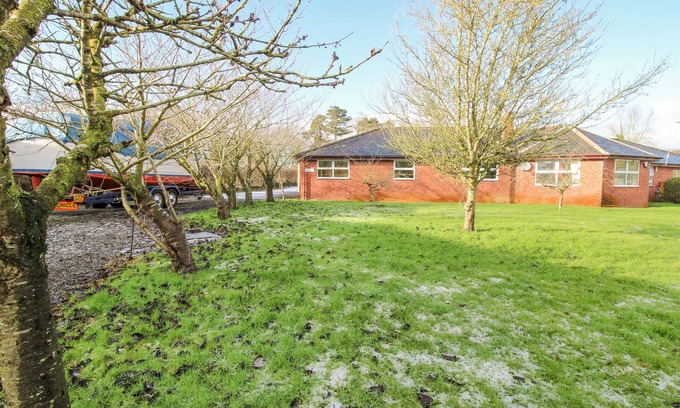 Ellesmere Cottage | BLACKWATER MEADOWS, pet friendly, with a garden in Ellesmere