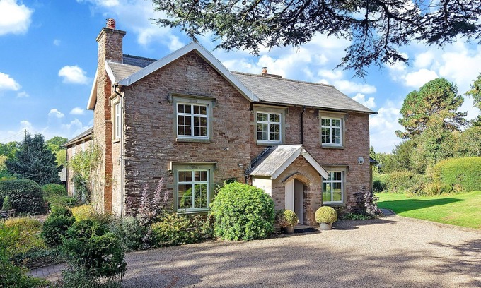 Hay-on-Wye Cottage | Blackway House - sleeps 20 guests in 7 bedrooms