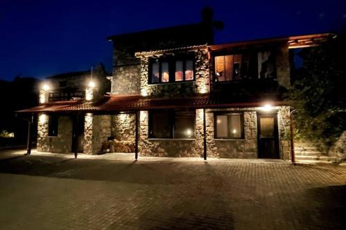 Aghios Athanasios Ski Chalet | Blessings Chalet στον Παλαιό Άγιο Αθανάσιο με Τζάκι, Barbeque, μεγάλη αυλή και υπέροχη θέα