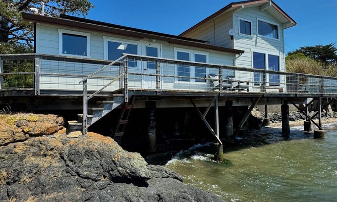 McDonald House | Bleu Bay | Charming Coastal Cottage, Private Beach