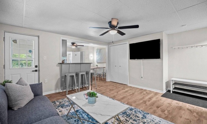 Lawrenceville Apartment | Bloomfield/Pittsburgh Bright & Spacious 2BD w/Prkg