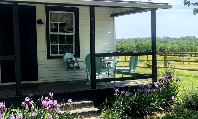 Oakpark Cabin | Bloomingdale Honeymoon Cabin Vintage Retreat with Mountain Views