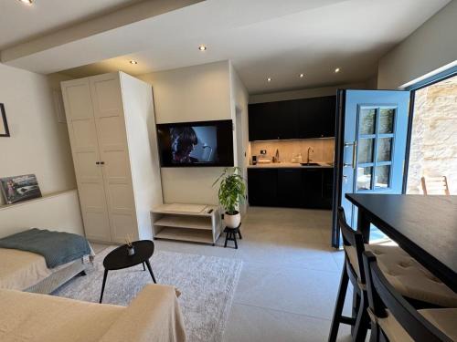 Kamen Apartment | Blue door apartment