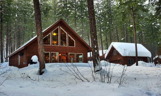 Winthrop House | Blue Pine Guest House - luxury cabin close to the trails!