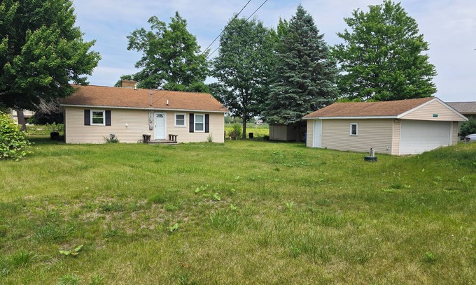 Hope House | Blue's Pad.nA charming and cozy 2-bedroom house on Wixom Lake in Beaverton, MI