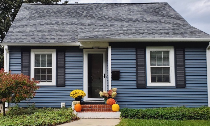 Kutzky Park House | Bluebird/Charming 2-bedroom, 1 bathroom house, 5 blocks to Mayo Clinic