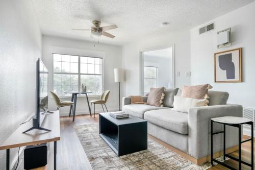 Gateway Apartment | Blueground Gateway pool gym close to shops ATX-252