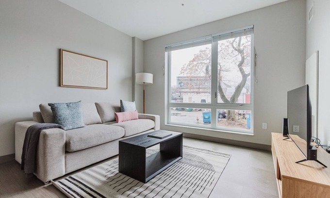 Jamaica Plain Apartment | Blueground | Jamaica Plain, AC, gym, nr pond