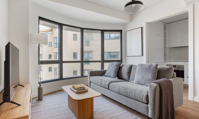 Alges Apartment | Blueground | Oeiras, rooftop, fully furnished