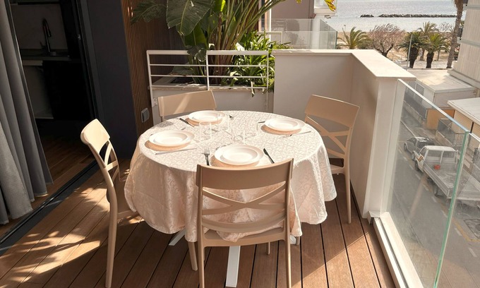 Porto d'Ascoli Apartment | BLUESuite - Nuovissimo trilocale fronte mare, 3 piano con terrazza e box