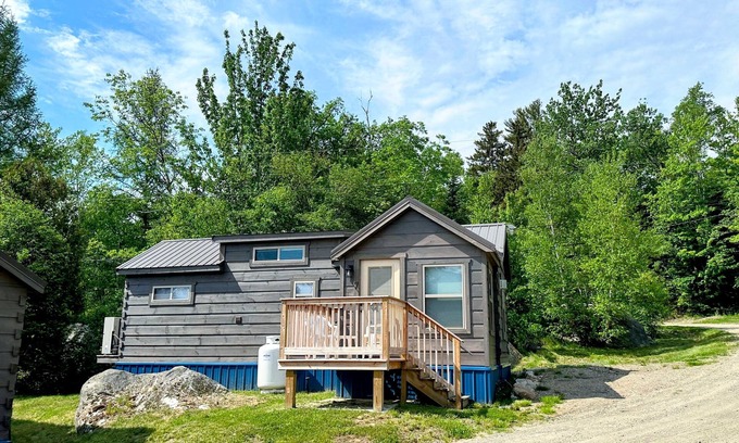 Twin Mountain Cabin | BMV7 Awesome "Tiny Home" A/C, Mountain Views, Minutes to Skiing, Hiking, Attractions, Dog Friendly!