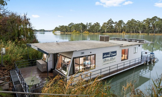 Renmark House | Boats and Bedzzz - "The Murray Dream" moored houseboat accommodation