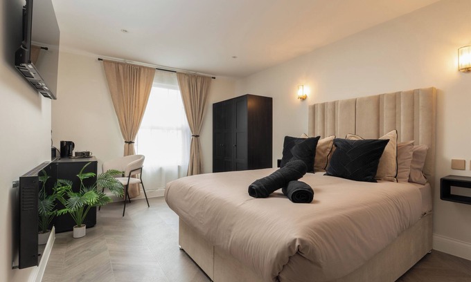 Hope Street Apartment | Bold St | Top Floor Retreat | Vanity & Essentials