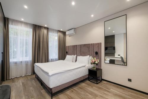 Kyiv Apartment | BonApart Saksaganskogo by UHM