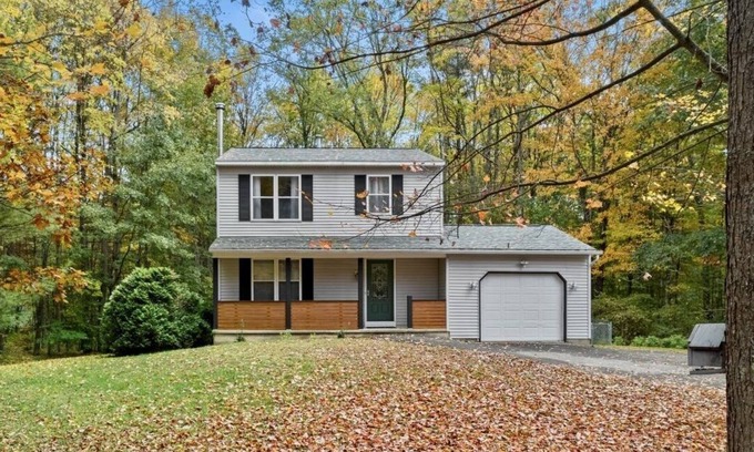 Gansevoort House | Book for Summer Race Season! 20 Mins to Track w/Large Deck + Yard