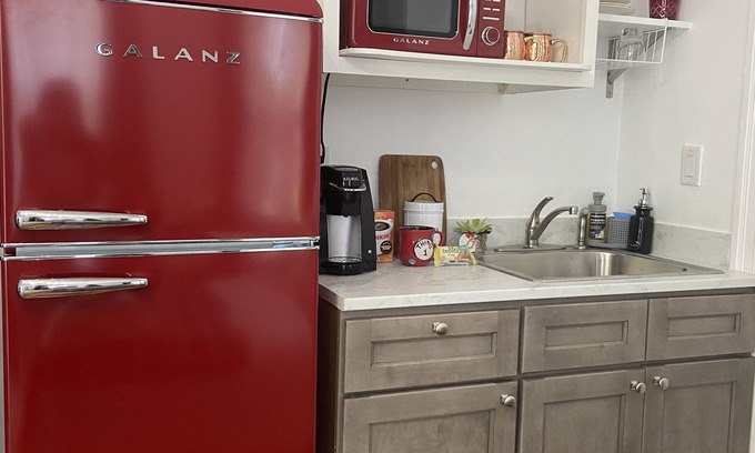 West Roxbury Apartment | Boston Cozy studio Apt. near Train&Buses ,Parking included